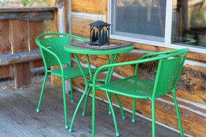 Outdoor dining - Trapper's Cabin, 7 Min to Glacier, Dogs Welcome (Coram)