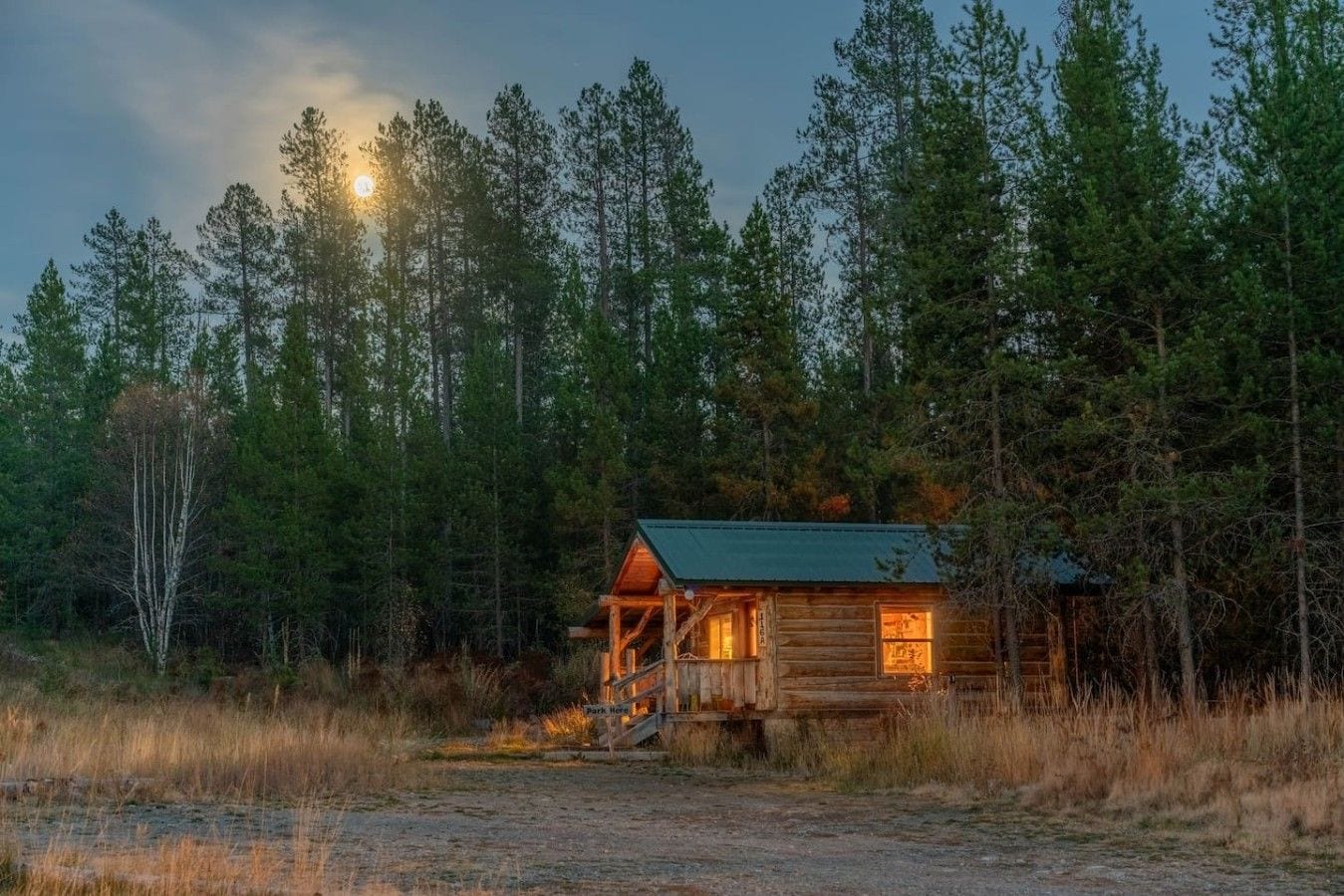 Eine rustikale Holzhütte, umgeben von dichtem Wald.