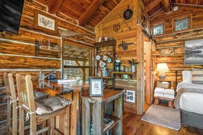 1 bedroom, free WiFi, bed sheets - Trapper's Cabin, 7 Min to Glacier, Dogs Welcome (Coram)
