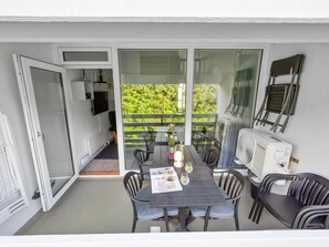 A dining area with a table and chairs, a television, and a fan. - "Soffhie" - 250m from the sea by Interhome (Ringkøbing)