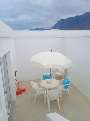 Outdoor dining - Cozy apartment not far from Famara beach in LanzaroteCanary Island (Urbanización Famara)