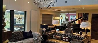 Private Riverside Country Retreat with  Hot Tub & Pizza Oven