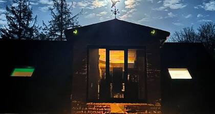 Private Riverside Country Retreat with Hot Tub & Pizza Oven