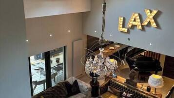 Télévision, cheminée