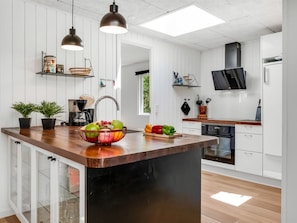 Fridge, oven, dishwasher, cookware/dishes/utensils