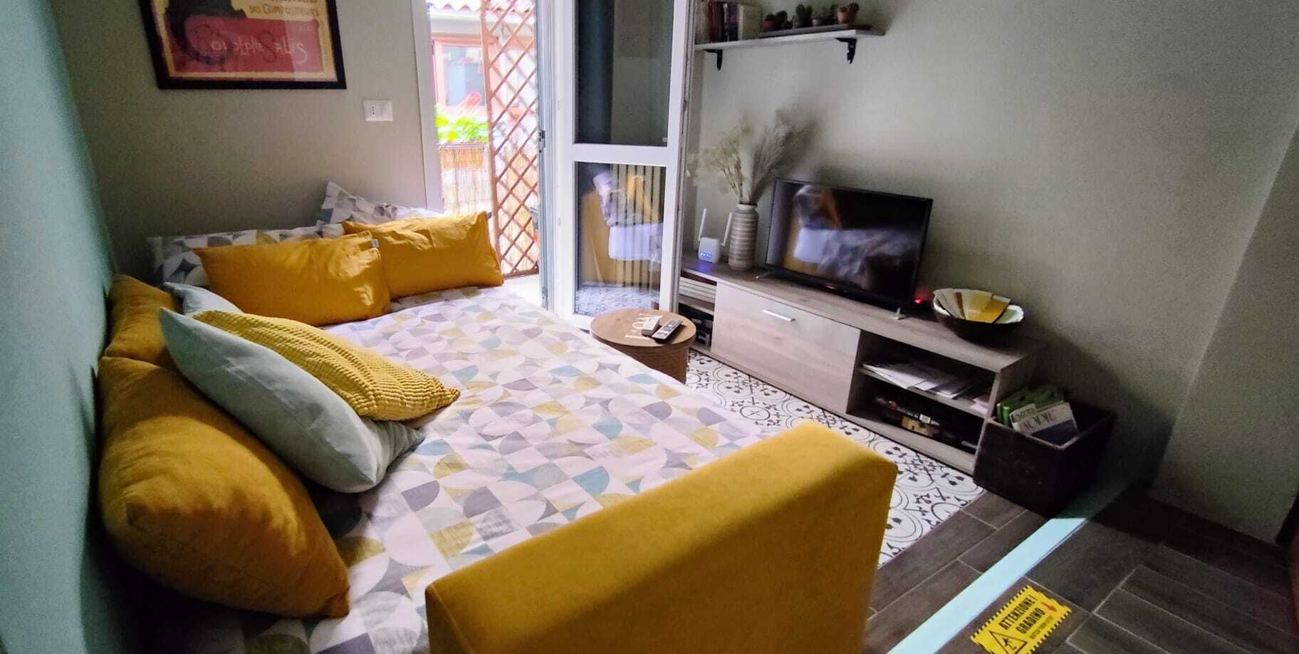 Une chambre d’hôtel avec un lit, une télévision et une petite table.