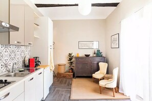 Geladeira, micro-ondas, fogão, cooktop