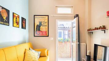 Smart-TV, Bücher, Stereoanlage