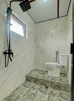 Shower, towels - Hotel O Muria (Pakem)