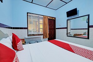Desk, laptop workspace, free WiFi, bed sheets - Hotel O Muria (Pakem)