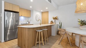 Apartamento luxo, 3 quartos, vista para a lagoa, ao lado da piscina | Cozinha privada | Geladeira grande, micro-ondas, fogão, cooktop