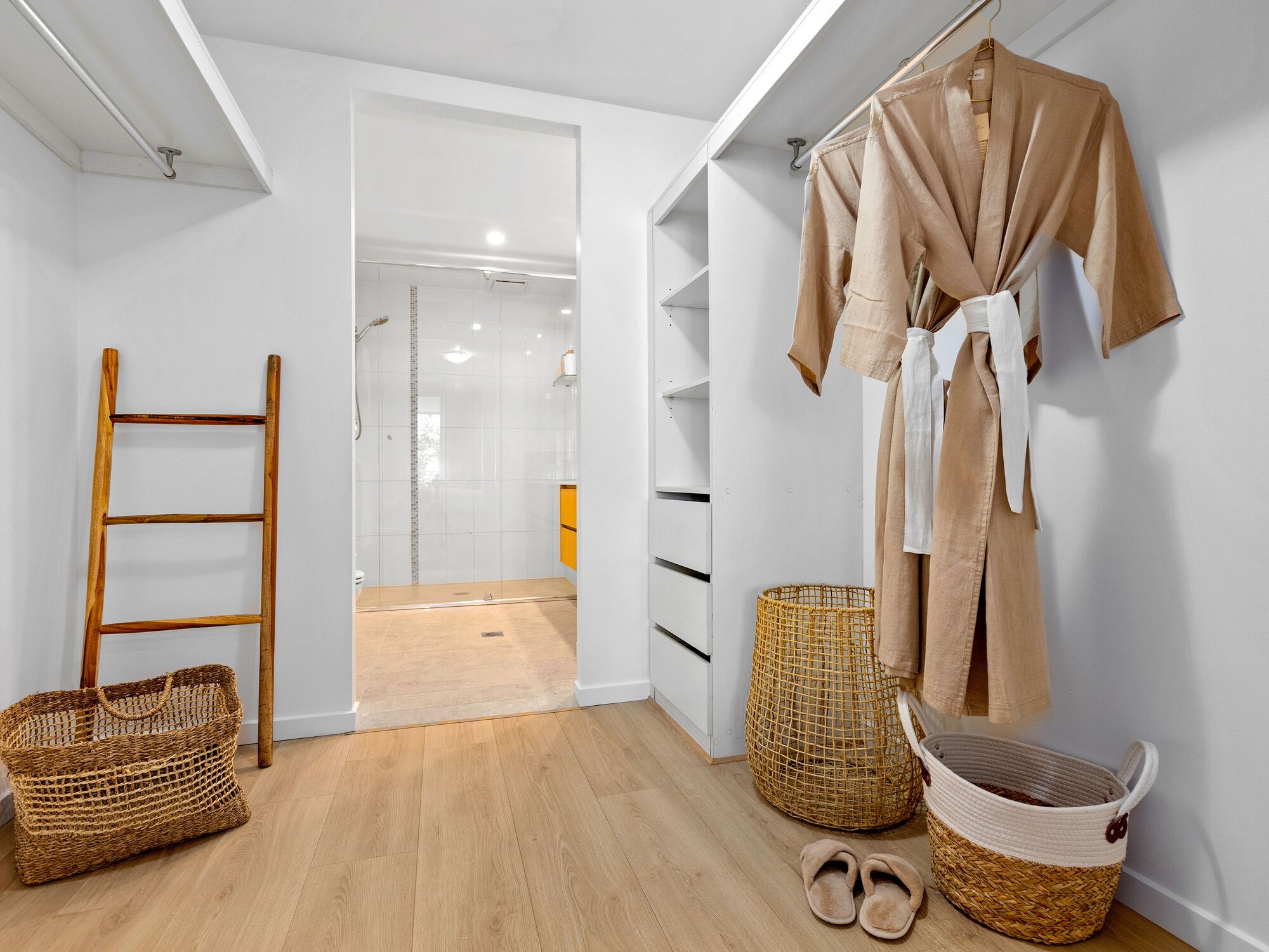 Apartemen Deluks, 3 kamar tidur, pemandangan laguna, di pinggir kolam renang | Setrika/meja setrika dan seprai linen