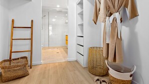 Apartamento luxo, 3 quartos, vista para a lagoa, ao lado da piscina | Ferros/tábuas de passar roupa, roupa de cama