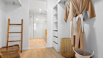 Apartemen Deluks, 3 kamar tidur, pemandangan laguna, di pinggir kolam renang | Setrika/meja setrika dan seprai linen