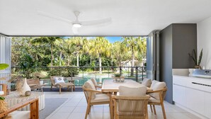 Apartamento luxo, 3 quartos, vista para a lagoa, ao lado da piscina | Terraço/pátio