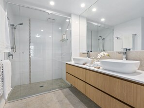 Deluxe Apartment, 3 Bedrooms, Lagoon View, Poolside | Bathroom - Drift North Holiday Apartments (Casuarina)