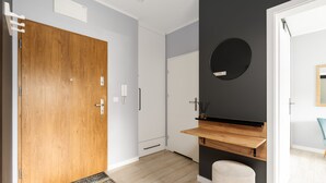 Una cocina moderna con una puerta de madera, un espejo circular negro y una repisa de madera.