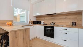 Kylskåp, mikrovågsugn, ugn och spishäll