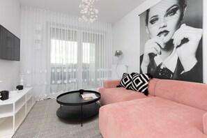 TV - Stylish Apartment in Italy | Balcony and Parking (Warszawa)