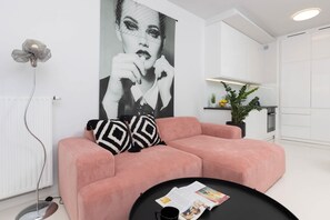 TV - Stylish Apartment in Italy | Balcony and Parking (Warszawa)