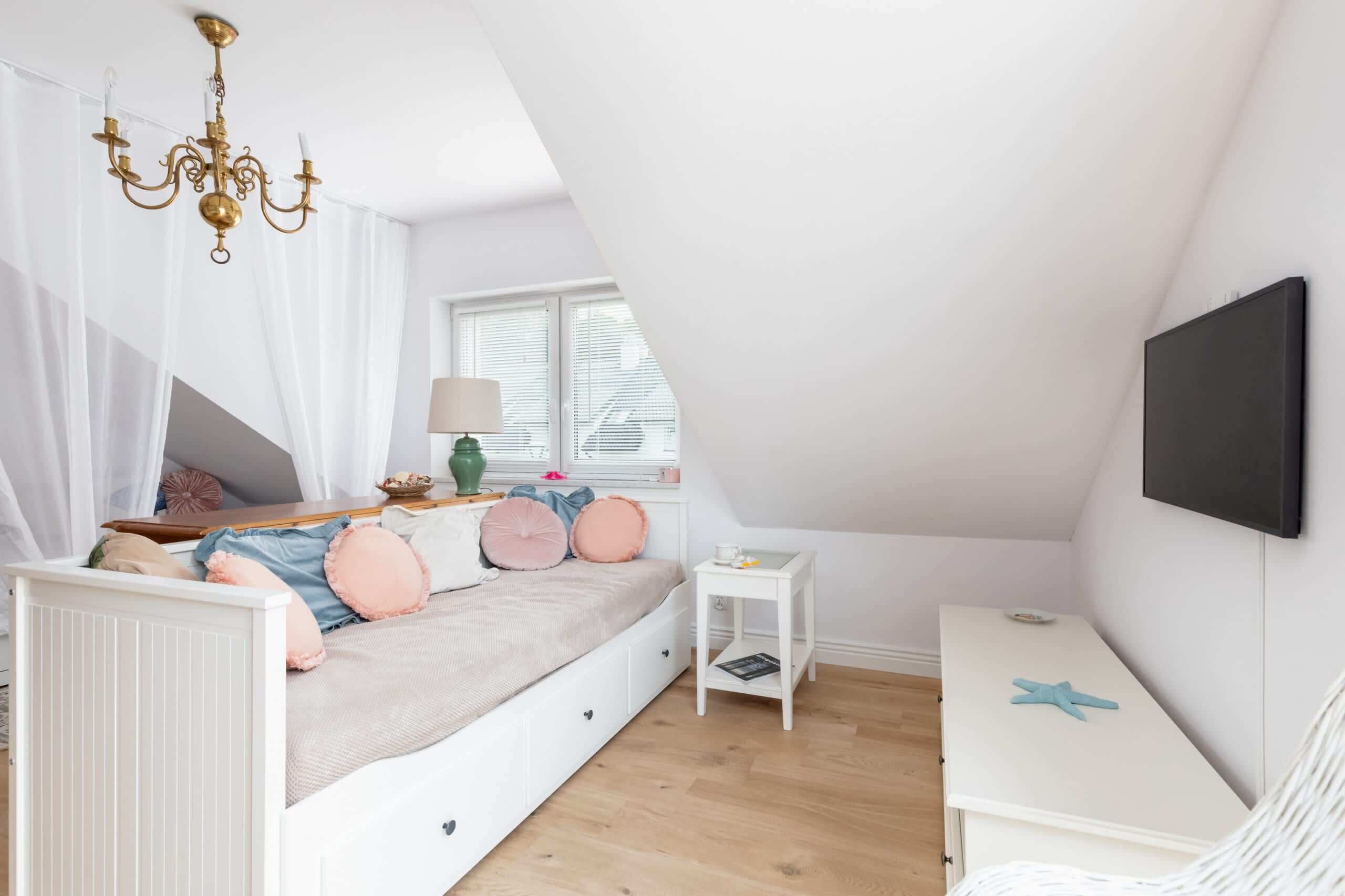 Tabla de planchar con plancha, wifi, ropa de cama