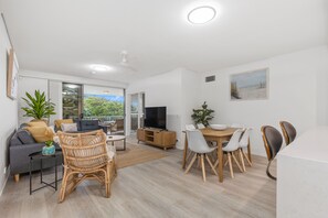 Family Apartment, 3 Bedrooms, Pool View | In-room dining - Drift South Holiday Apartments (Casuarina)