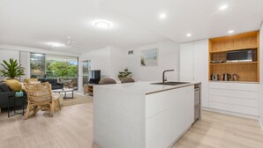 Family Apartment, 3 Bedrooms, Pool View | Private kitchen | Full-sized fridge, microwave, oven, stovetop - Drift South Holiday Apartments (Casuarina)