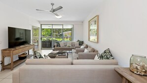 Deluxe Apartment, 3 Bedrooms, Pool Access, Pool View | Living area | Flat-screen TV - Drift South Holiday Apartments (Casuarina)