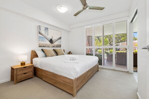 Appartement Deluxe, 3 chambres, accès à la piscine, vue sur la piscine | 3 chambres, décor unique, ameublement unique, fer et planche à repasser