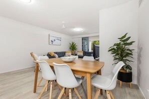 Family Apartment, 3 Bedrooms, Pool View | In-room dining