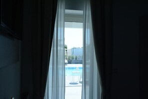 Habitación, vistas a la piscina | Ropa de cama de alta calidad y edredones de plumas