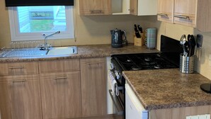 Chalet, Multiple Beds | Private kitchen | Fridge, microwave, oven, stovetop - 3-bed Caravan in Newquay (Newquay)