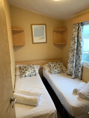 Chalet, Multiple Beds | 3 bedrooms, iron/ironing board, free WiFi, bed sheets - 3-bed Caravan in Newquay (Newquay)