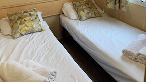 Chalet, Multiple Beds | 3 bedrooms, iron/ironing board, WiFi (free), bed sheets - 3-bed Caravan in Newquay (Newquay)