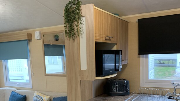 Chalet, Multiple Beds | Private kitchen | Fridge, microwave, oven, stovetop - 3-bed Caravan in Newquay (Newquay)
