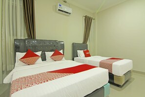 Laptop workspace, free WiFi, bed sheets - Danceneter Padang formerly Utama Residence (Padang)