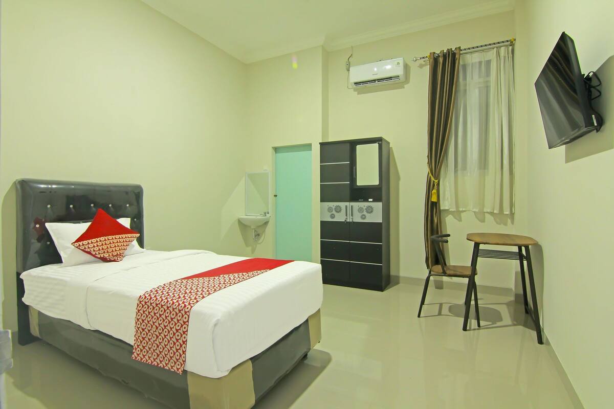 Laptop workspace, WiFi (free), bed sheets