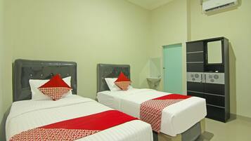 Twin Room | 1 bedroom, laptop workspace, free WiFi, bed sheets