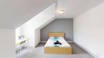 4 kamar tidur, setrika/meja setrika, Wi-Fi gratis, dan seprai linen