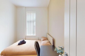 4 bedrooms, iron/ironing board, free WiFi, bed sheets - City Centre-uni Cottage - Ideal Location (Sunderland)