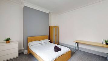 4 bedrooms, iron/ironing board, free WiFi, bed sheets