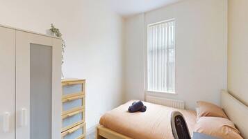 4 bedrooms, iron/ironing board, free WiFi, bed sheets