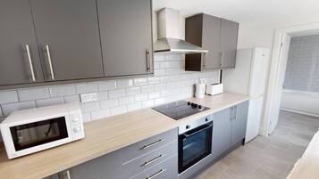 Rumah | Dapur pribadi | Lemari es, microwave, oven, dan kompor