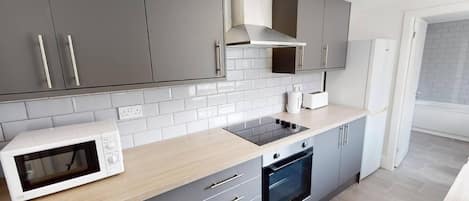 House | Private kitchen | Fridge, microwave, oven, stovetop