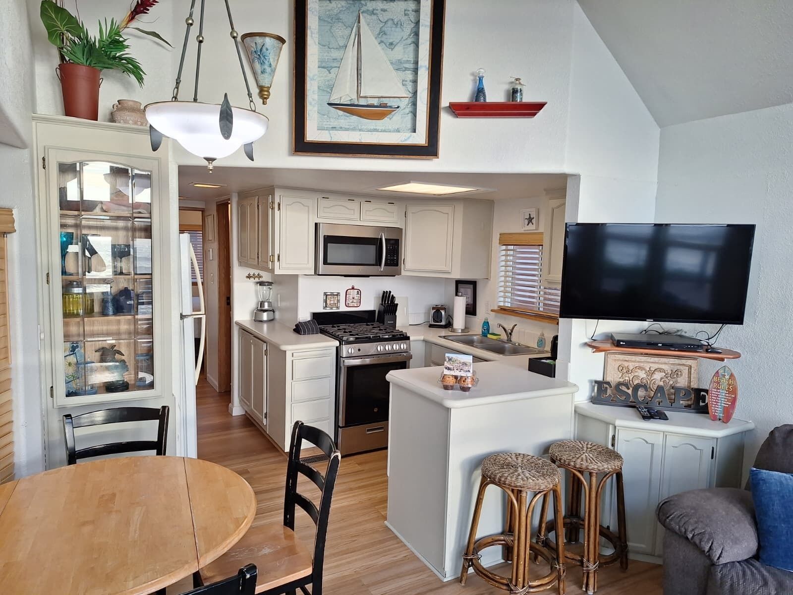 冷蔵庫、電子レンジ、オーブン、コンロ