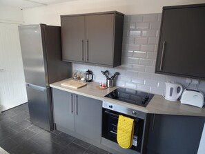 House | Private kitchen | Fridge, microwave, oven, stovetop - Perfect Location for City Centre-university (Sunderland)