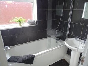 House | Bathroom | Combined shower/bathtub, deep-soaking bathtub, hair dryer, towels - Perfect Location for City Centre-university (Sunderland)