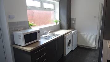 House | Private kitchen | Fridge, microwave, oven, stovetop