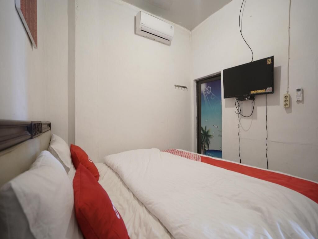 Laptop workspace, free WiFi, bed sheets