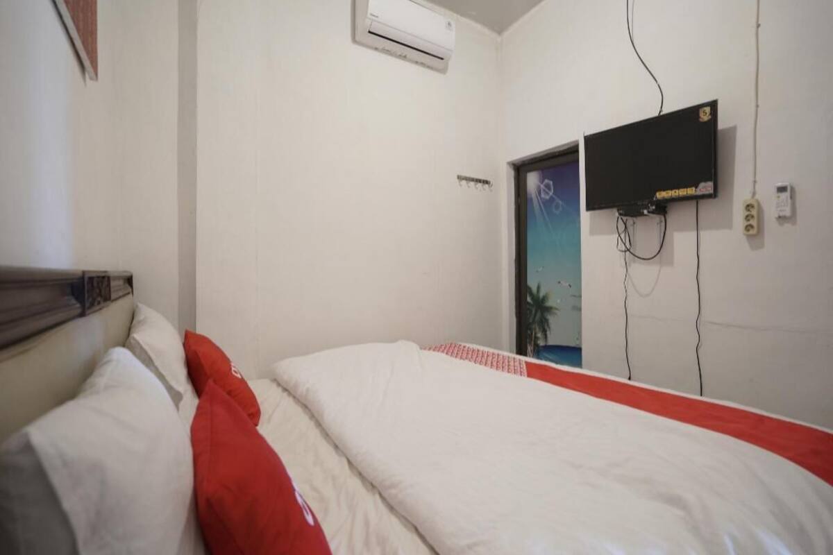 Laptop workspace, free WiFi, bed sheets